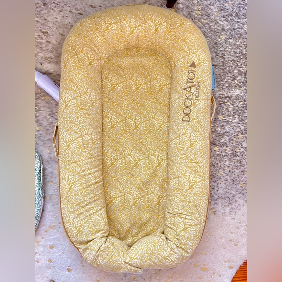 Dockatot with extra cover & toy arch - Picture 2 of 6